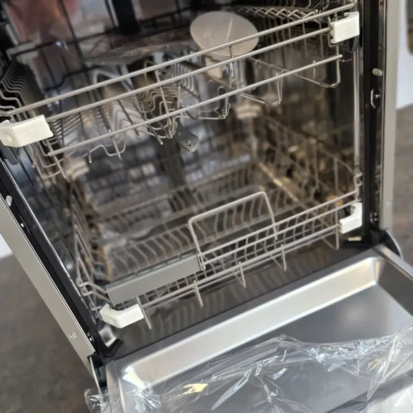 Lot 102 - Midea 14 Place Deluxe Dishwasher Stainless Steel 10 Midea 14 Place Deluxe Dishwasher Stainless Steel