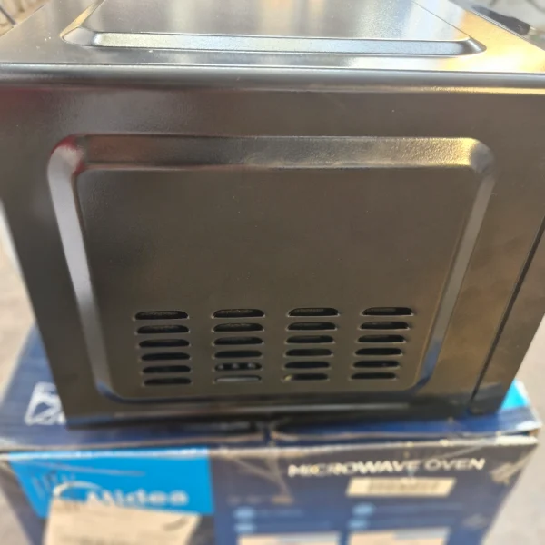 Lot 83 (9) Midea 20L Black Microwave